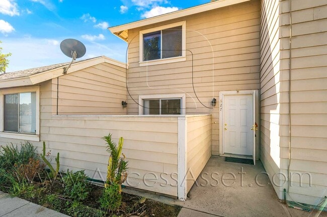 Primary Photo - Spacious 2 Bed/2 Bath Home with Private Pa...