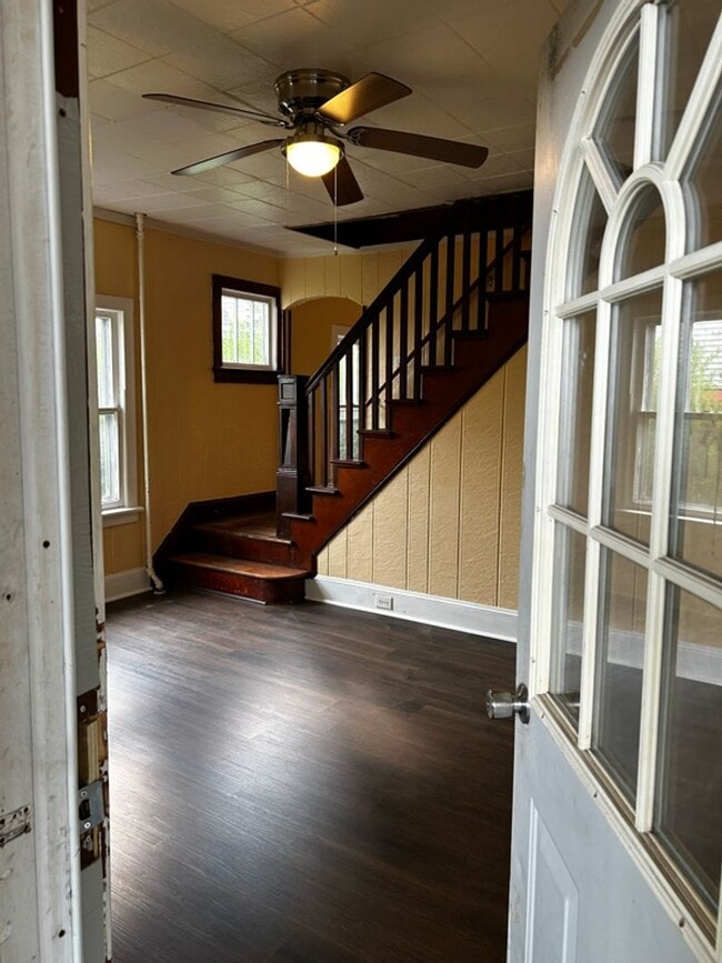 Building Photo - 325 Main St