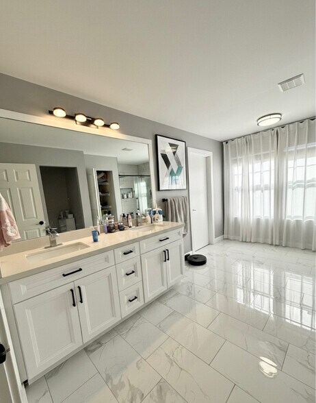 Building Photo - 2404 SE 2nd Ct