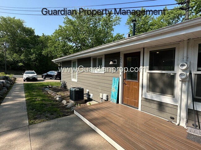 Building Photo - Renovated Side By Side Town Home, 2 Full baths, 2 Full Garage Spaces, Video Walk Through