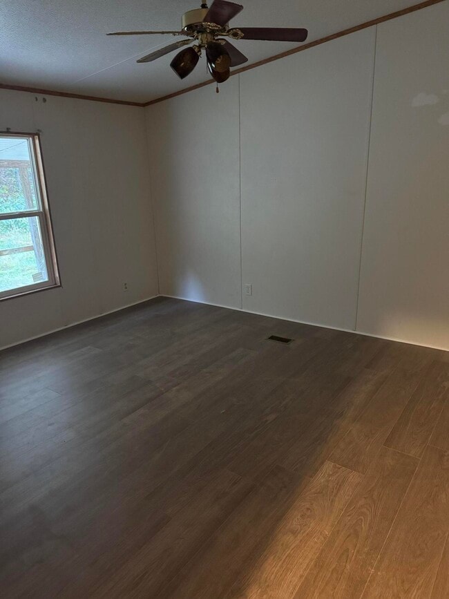 Building Photo - 1020 Little Perry Rd