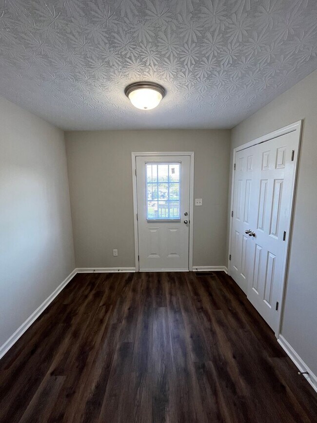 Building Photo - HALF OFF ONE MONTH AT UPPER STONE!
