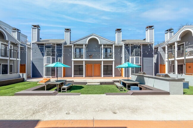 Courtyard with grills, corn hole, picnic tables - 2710 Nueces St