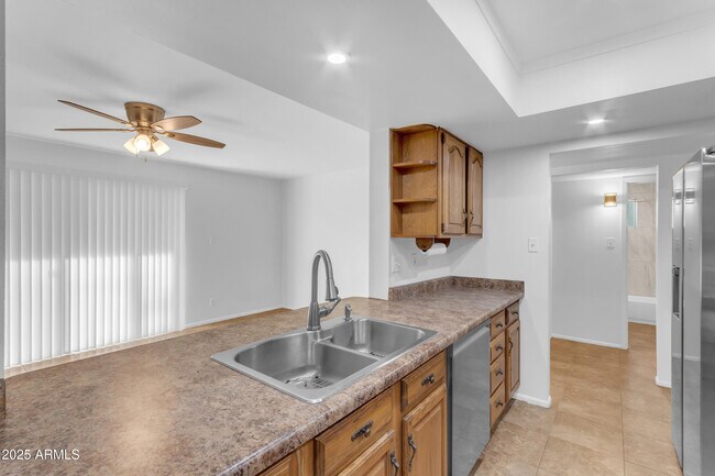 Building Photo - 517 E Hermosa Dr