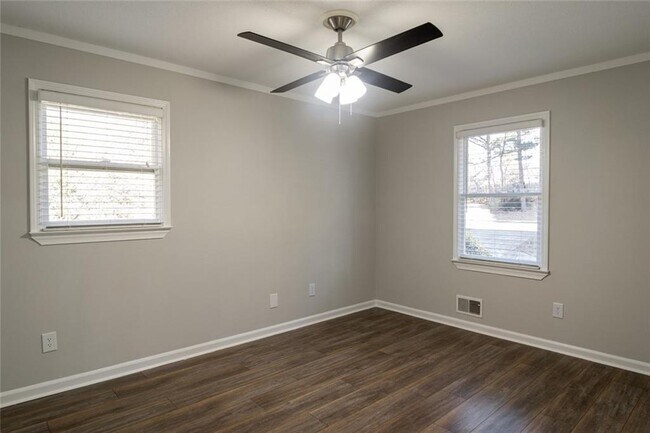 Building Photo - 3599 Lower Roswell Rd