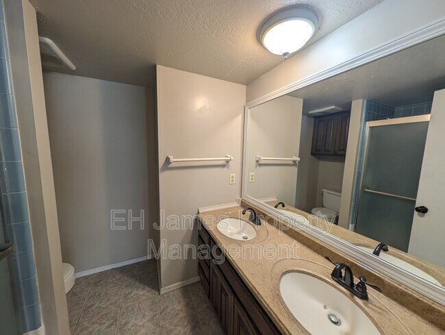 Building Photo - 8440 E 64th Pl