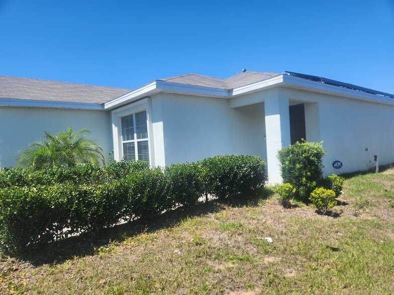Building Photo - 750 Greenshank Dr