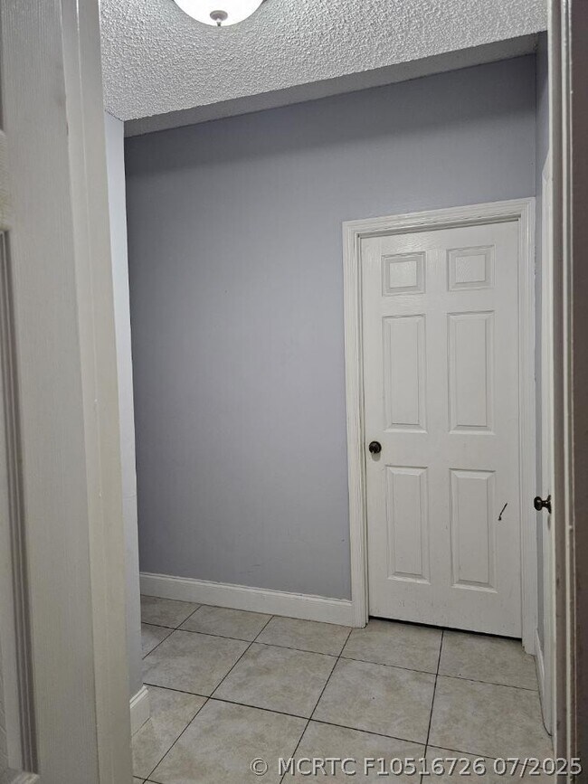Building Photo - 1827 Runners Way