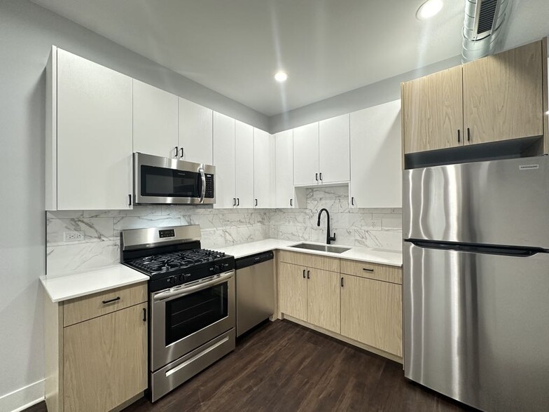 Building Photo - 2171 W Wilson Ave
