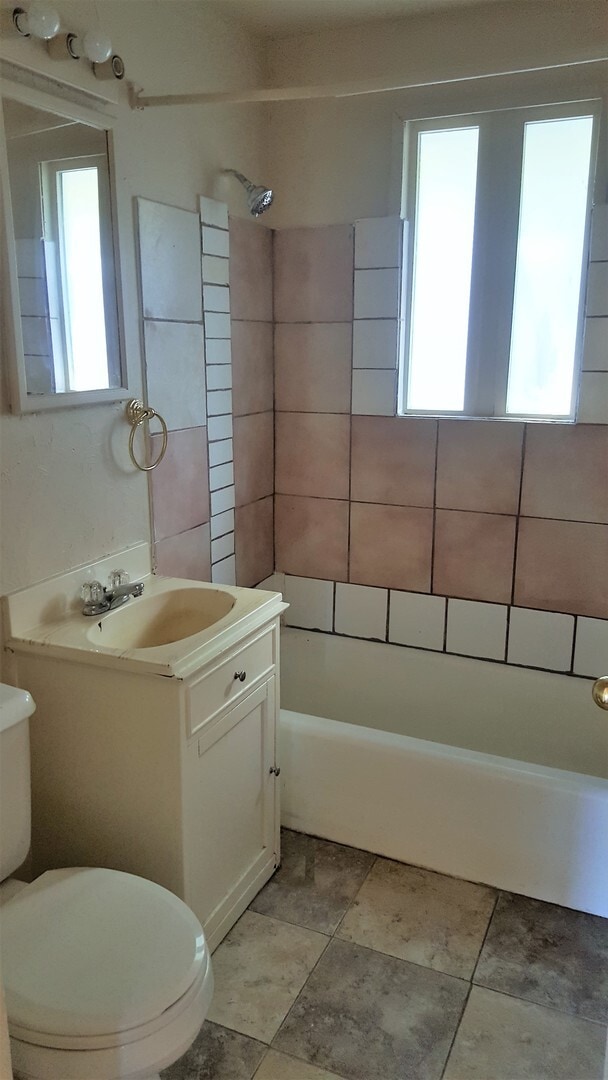 Building Photo - Perfect 2 Bedroom/ 2 Bathroom Shadle area ...