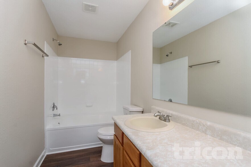 Building Photo - 10975 Walnut Grove Bend