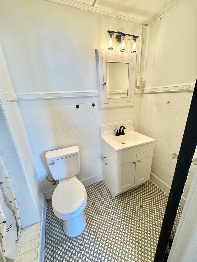 Building Photo - Studio Apartment in Uptown Charlotte!