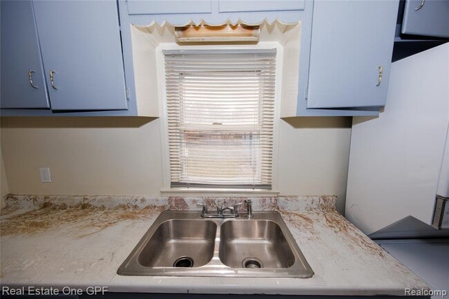 Building Photo - 8242 Maxwell Ave