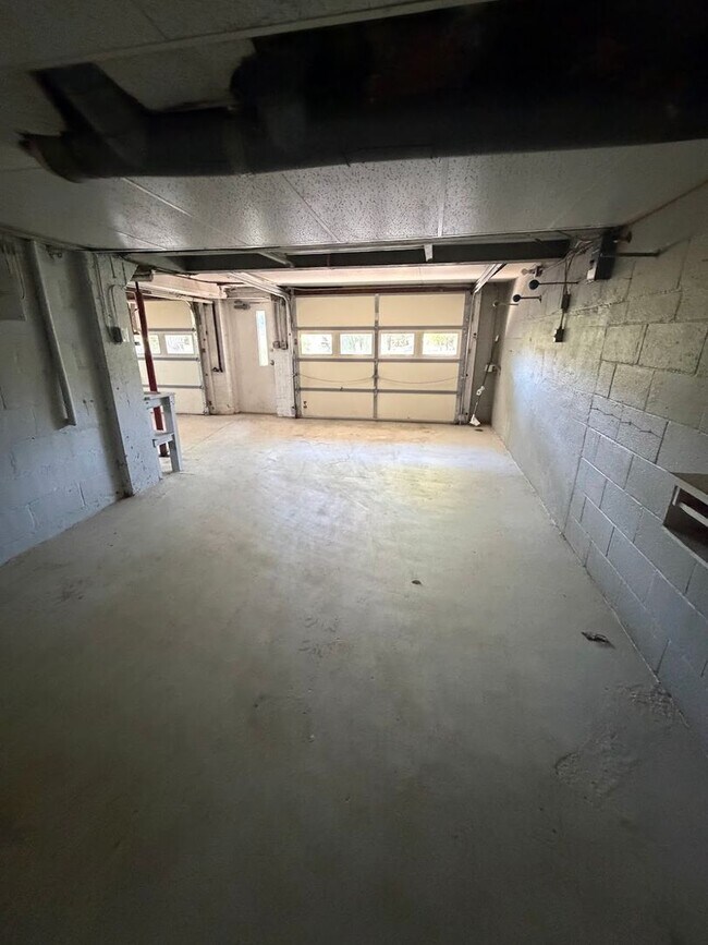 Building Photo - 3 Bedroom, 2 Full Bath Home with 4-Season Room, Garage & Large Lot