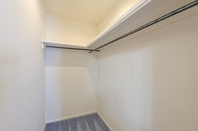 Building Photo - Spacious 3/2/2 near McCullough Park