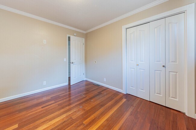 Building Photo - 833 2nd St