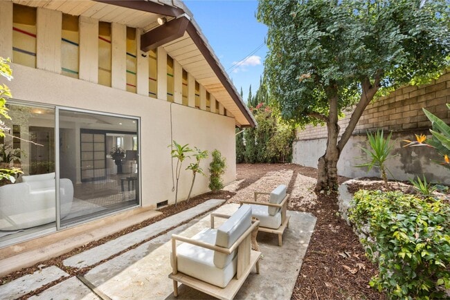 Building Photo - Mid-Century Home in Prime East Sierra Madr...