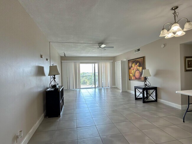 Building Photo - 3100 N Palm Aire Dr
