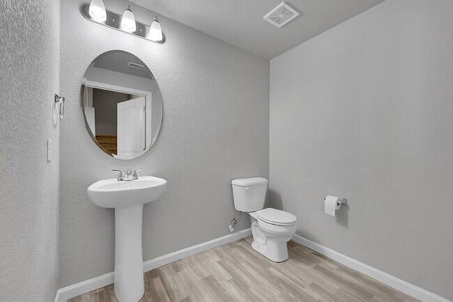 Building Photo - $2,150 - 3 Bed, 2.5 Bath Updated Townhome ...