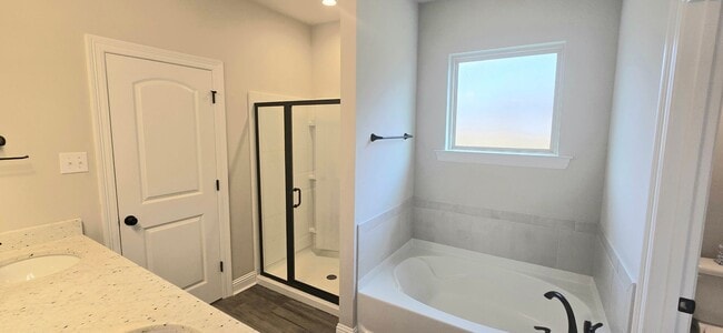 Building Photo - 5 Bedroom 3 Bathroom in Canes Landing