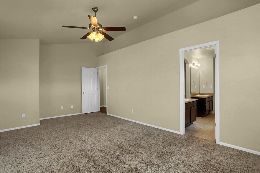 Building Photo - Open Concept Townhome in Excellent Conditi...