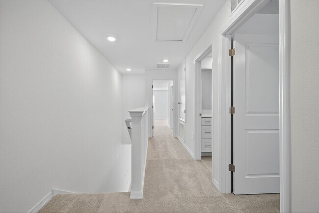 Building Photo - New 3 Bed Townhouse!