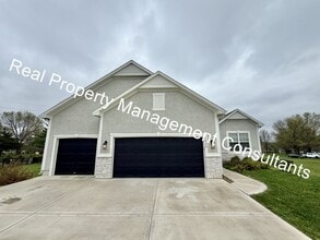 Building Photo - Extraordinary 4 bedroom home in Lee's Summit