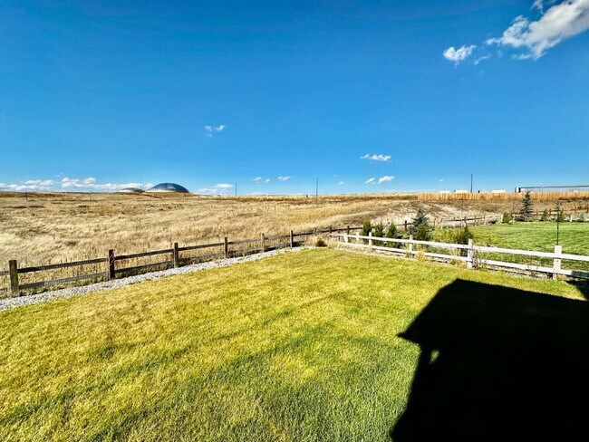 Building Photo - "Experience Spacious Living: 5-Bed, 3-Bath...