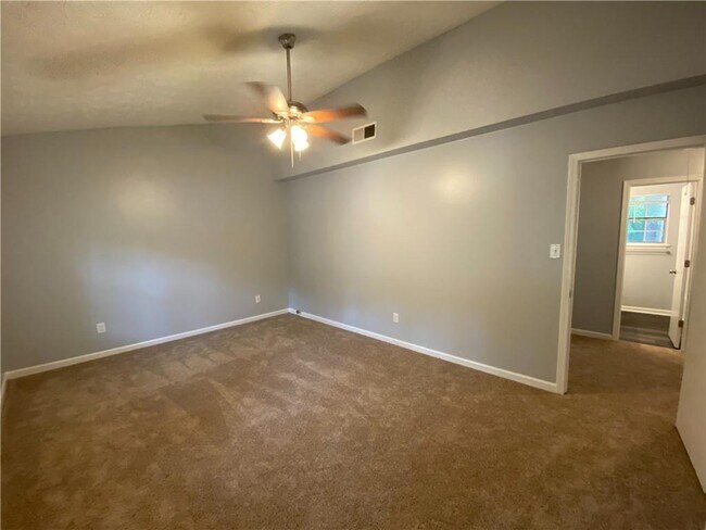 Building Photo - 2012 Oakwood Dr