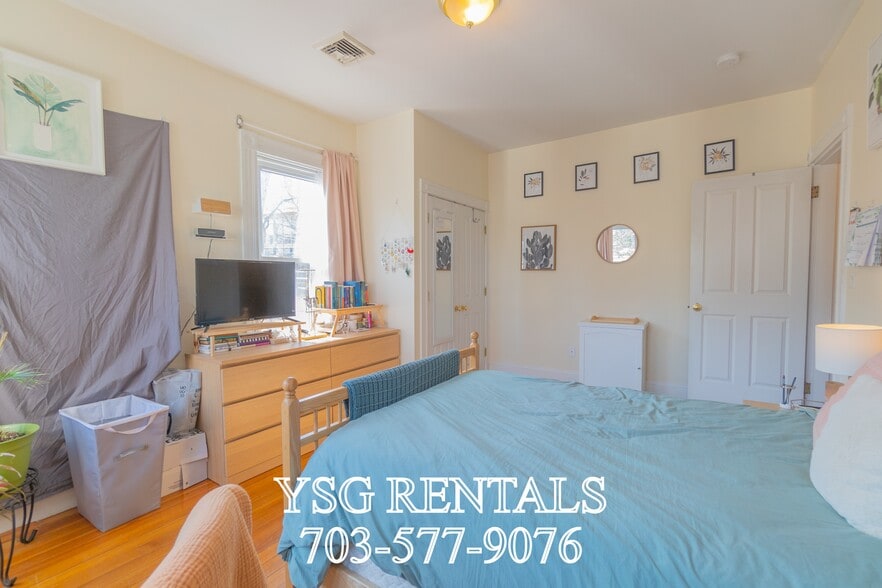 Building Photo - 102 Cypress St