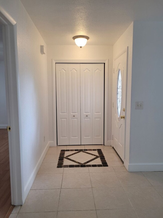 Building Photo - 10 Winding Ridge Rd