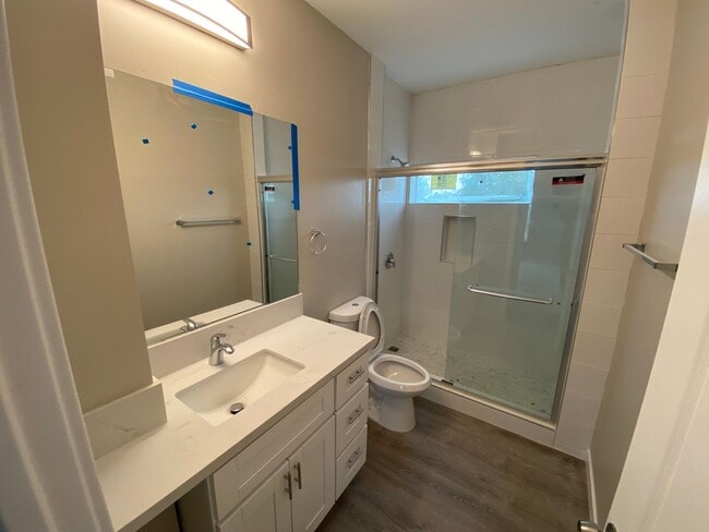 Building Photo - 4BD/2BA with a Balcony!