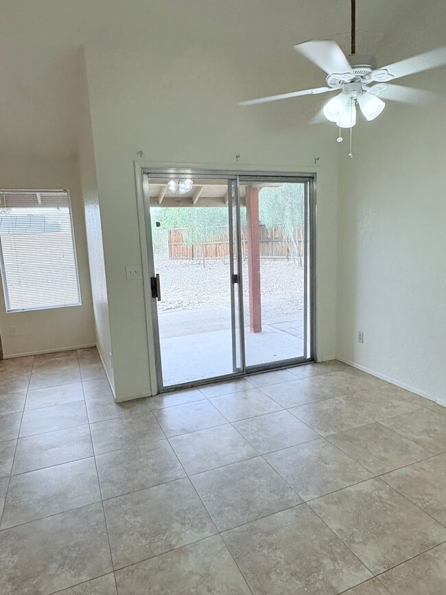 Building Photo - 3 bed/2 bath w/ large backyard