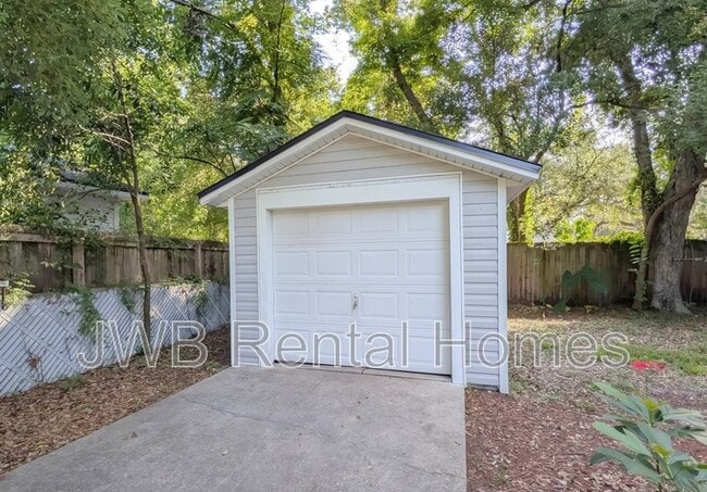 Building Photo - 1045 Fairwood Ln S