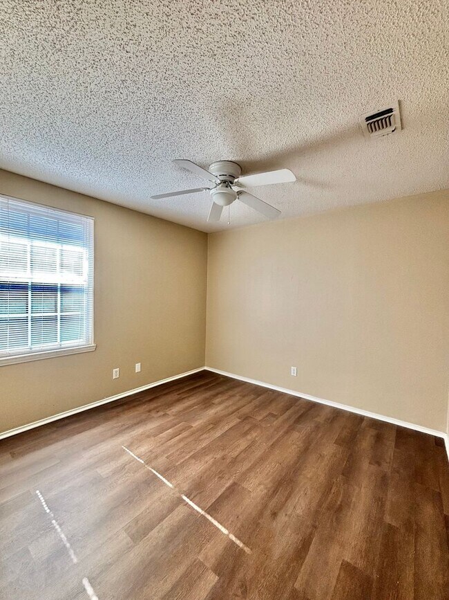 Building Photo - NOW AVAILABLE - 3 Bedroom Home in the PaulAnn Neighborhood!