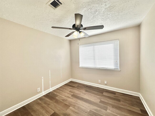 Building Photo - 16143 Little Cypress Ln