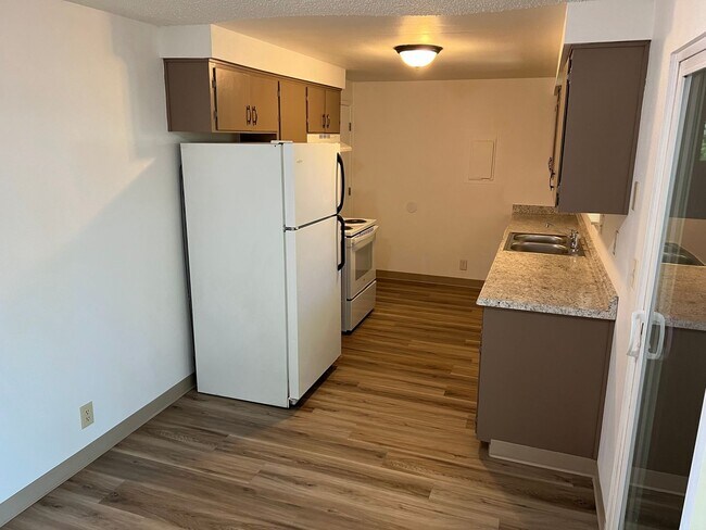 Building Photo - 2 Bedroom 1 Bathroom Duplex in Springfield