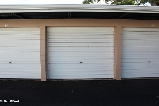 Building Photo - 404 S Beach St