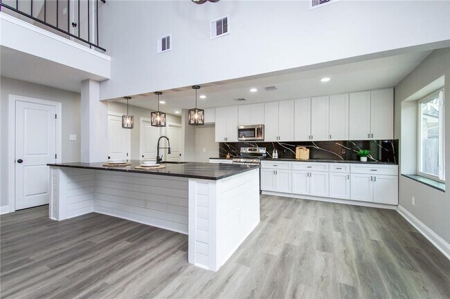 Building Photo - 4014 Alshire Dr
