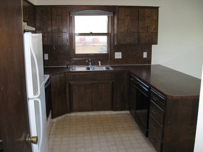 Building Photo - Large Ranch House