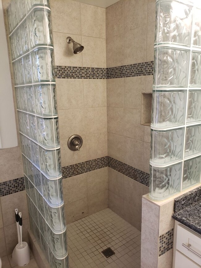 Building Photo - Private 1 bed 1 bath Windward Oahu