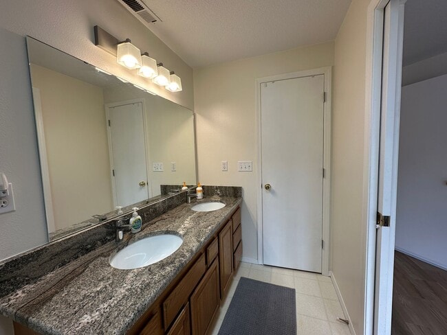 Building Photo - 807 NW Sundance Cir