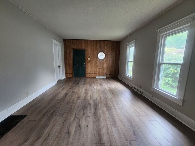 Building Photo - Large Family Home in Clinton
