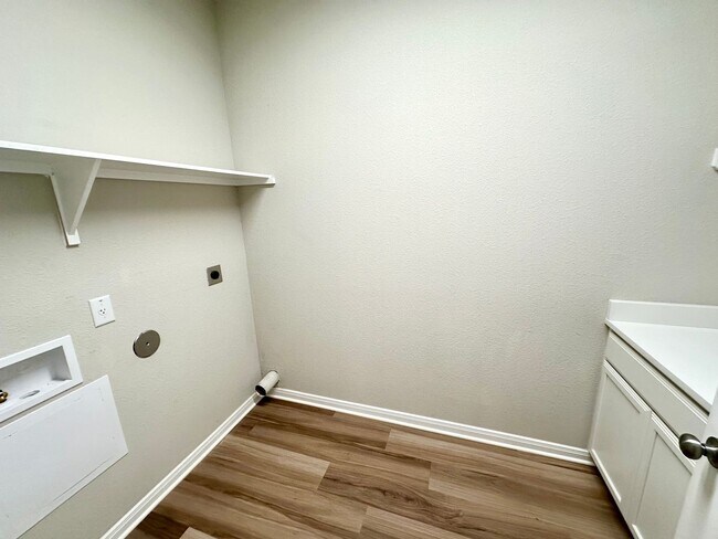 Building Photo - Room for the family!