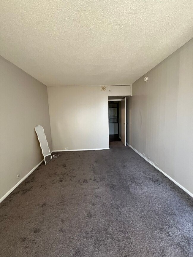 Building Photo - Beautiful High Rise Condo in Washington Sq...