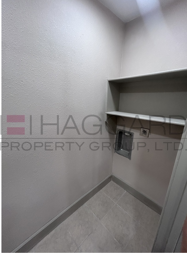 Building Photo - Newly Renovated 2 Bedroom, 2 Bath Duplex — Move-In Ready!