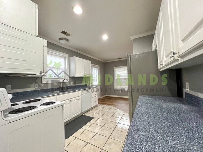 Building Photo - 3425 Manor Ave