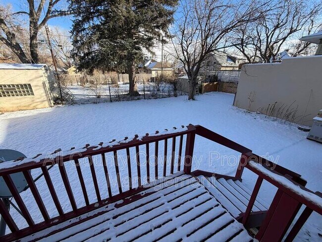 Building Photo - 365 N 6th St