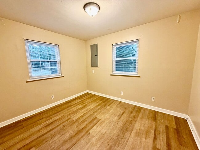 Building Photo - Nice Split Level Home in Huntsville! Fenced Yard and 2 car garage!