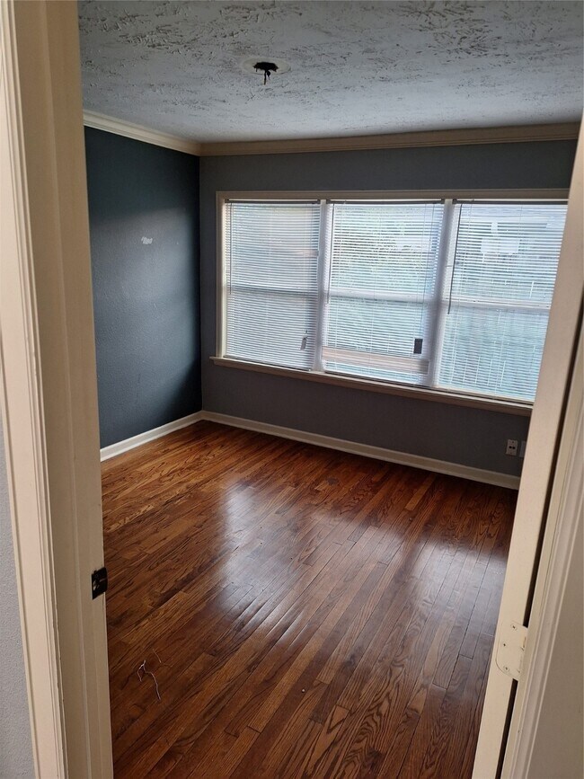 Building Photo - 2043 Alta Vista St